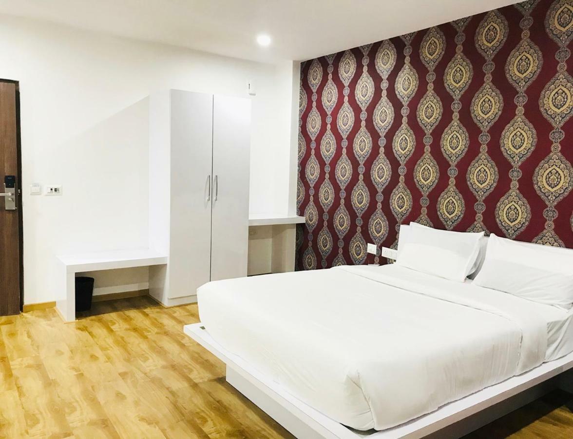 Aston Suites Hotel 2*